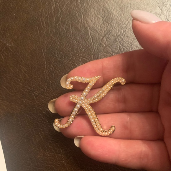 Initial “K” monogram pearl brooch - Picture 2 of 3